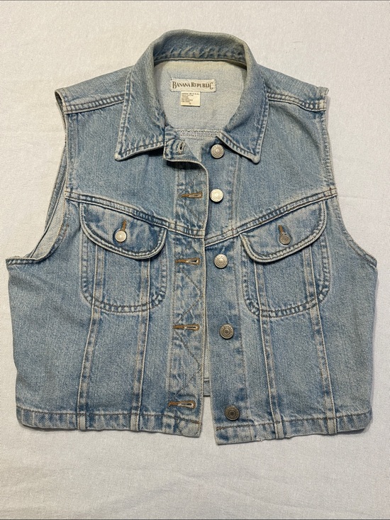 Banana Republic Jackets & Blazers - Banana Republic Vintage Light Wash Denim Vest 🔥🔥🔥